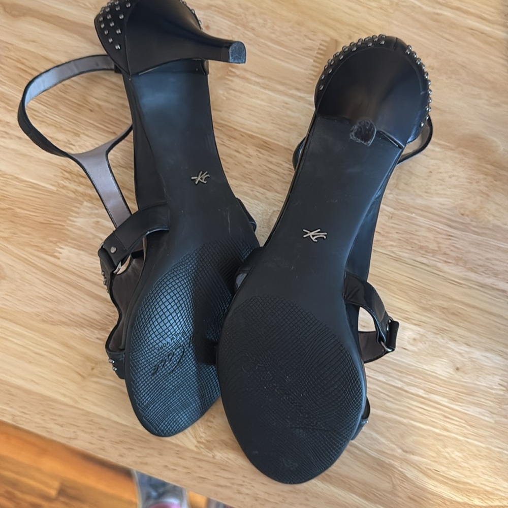 Kenneth Cole women’s black leather studded T-strap sandal size 10, 3.5” heel - Picture 5 of 11